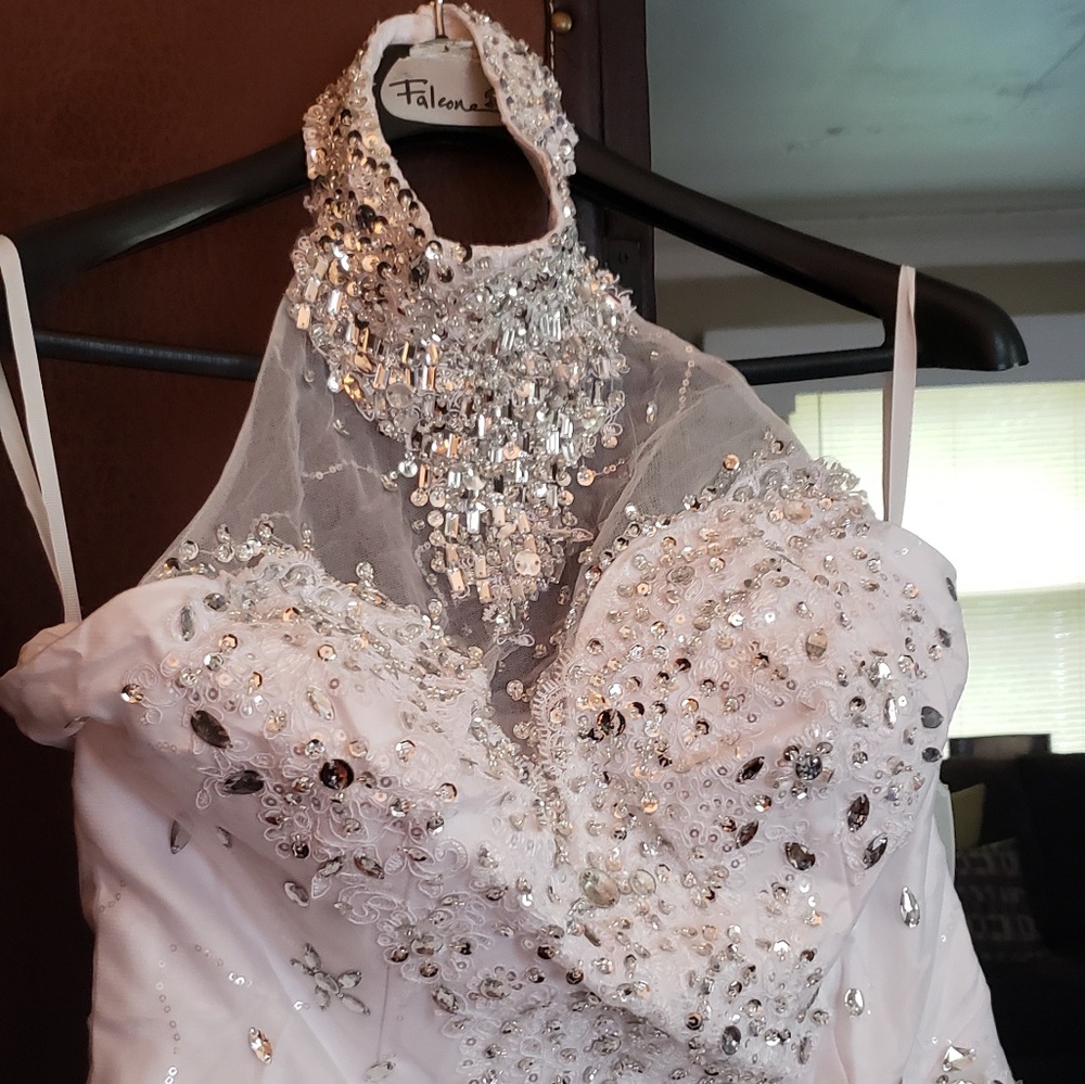 Beautiful & New US size 14 wedding gown!!
